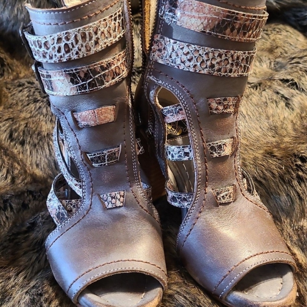 SOLD! Freebird by Steven Tiara Pink Snake Multi Size 7 RARE Heeled Sandals - Picture 4 of 9